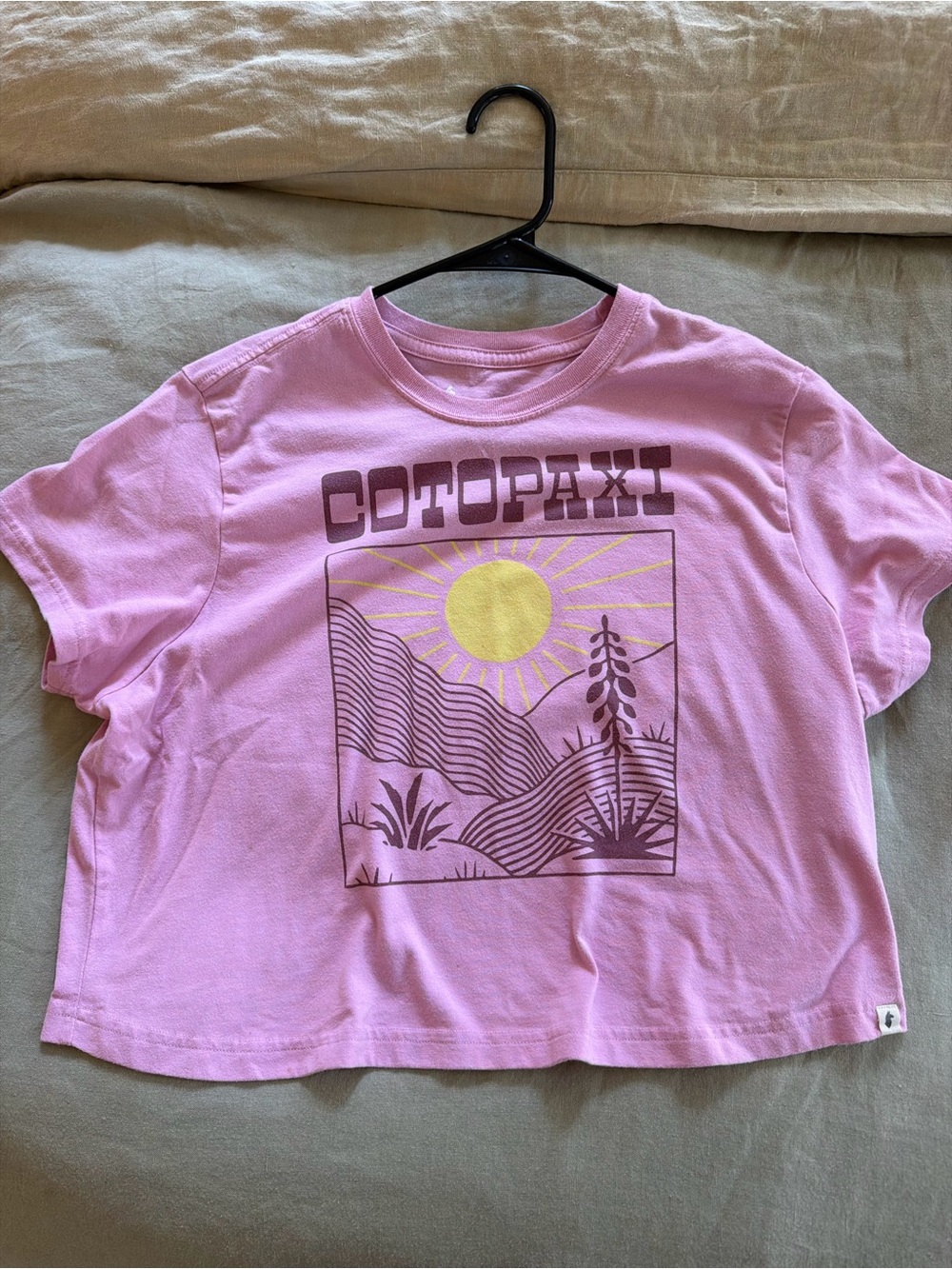 Cotopaxi women’s cropped Graphic tee